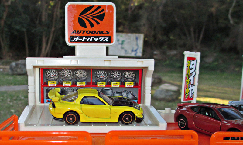 Illustration for article titled Land of the Rising Sunday: Autobacs (and an R32)